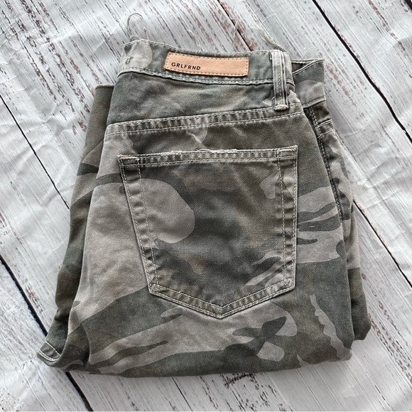 Grlfrnd camo high-rise Beverly shorts in go-rouge - Picture 2 of 5